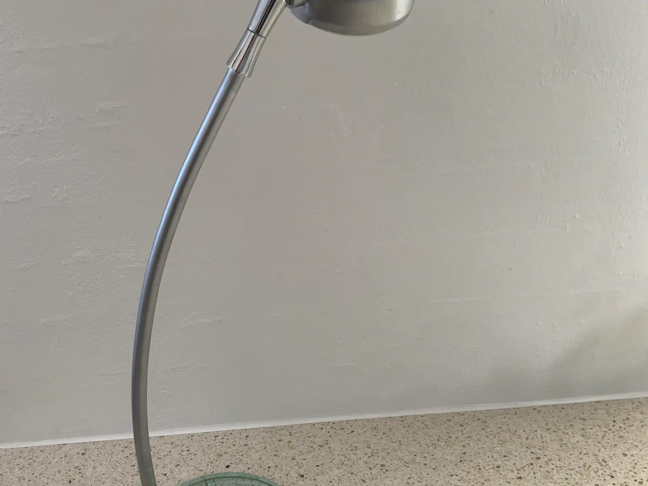 Billede 4 - Bordlampe i mat stål og med glasfod