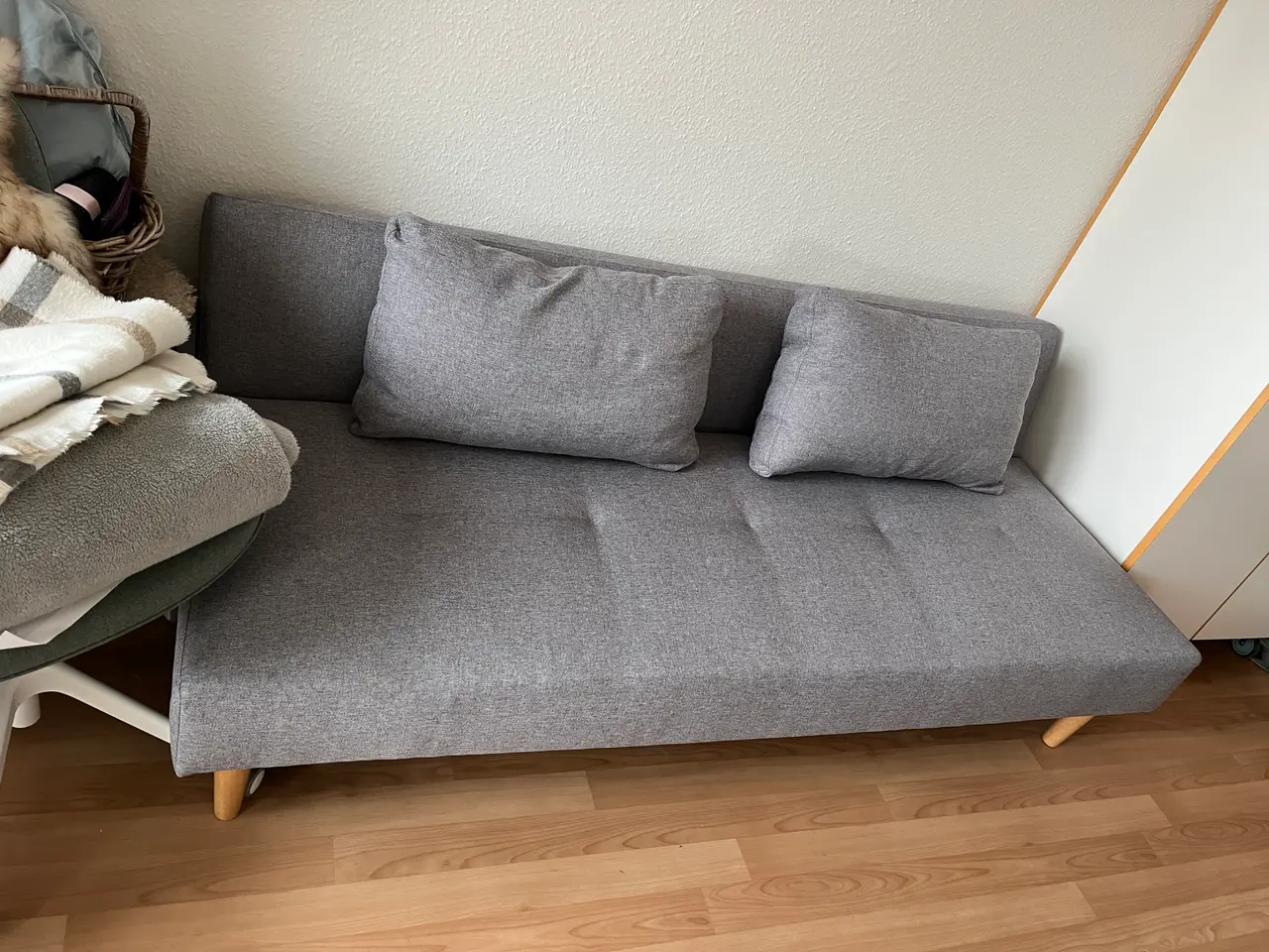 Billede 3 - Grå sofa/sovesofa med træben