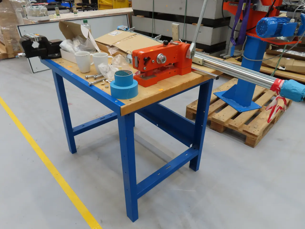 Billede 9 - Arbejdsbord med skruestik samt hydraulisk profiljernsaks HAWA 2671