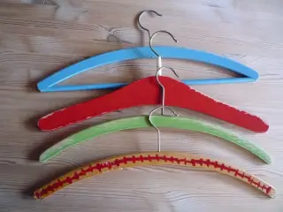 Retro træbøjler, 4 kulørte + 10 med navn