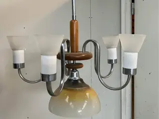 antik lysekrone med glasskærme