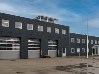 Stor og renoveret domicilejendom med lager og kontor.