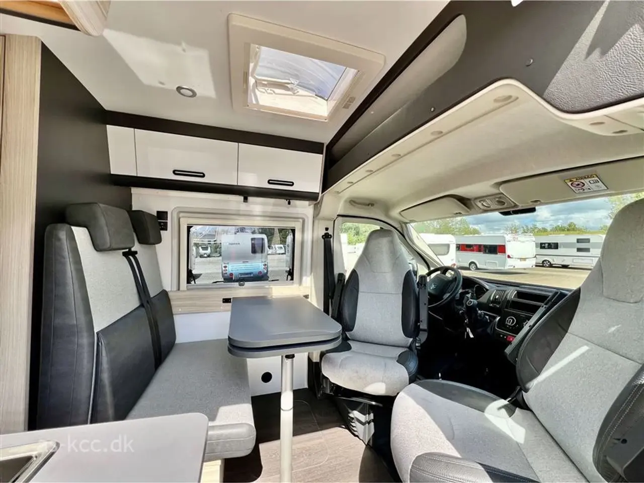 Billede 7 - 2024 - Sun Living V 65 SL   Flot Adria Sun Living V 65 SL med 2 Enkelt senge.