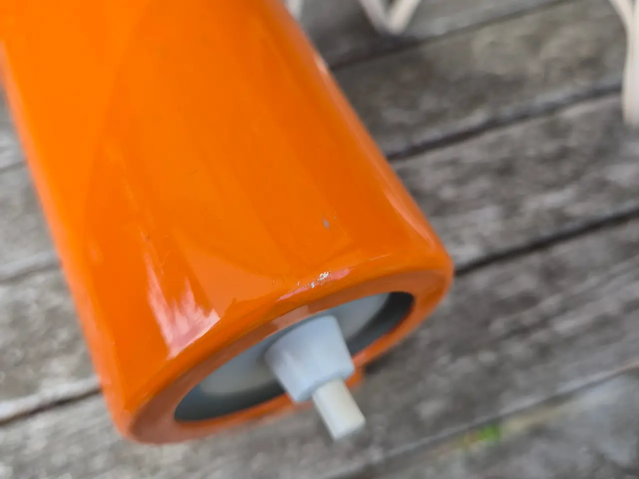 Billede 6 - Velholdt orange væglampe i dansk design