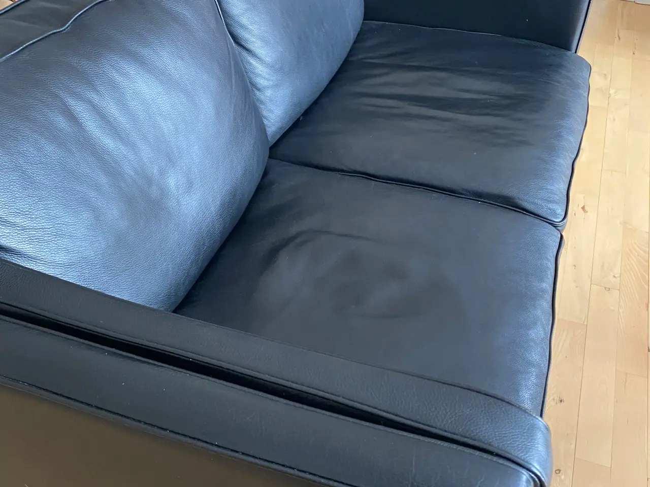 Billede 2 - 2 pers sofa sort læder/spalt.ben i børstet stål.  