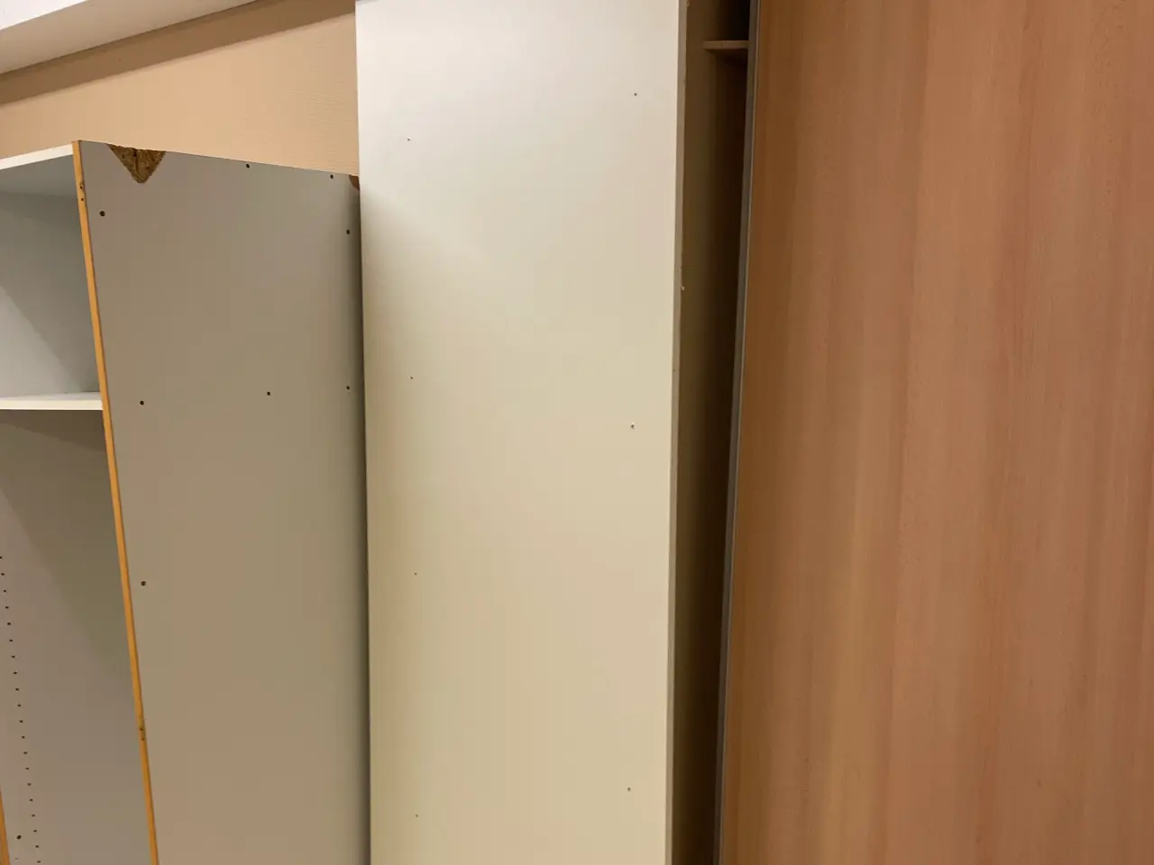 Billede 1 - Garderode skabe med Skydelåger