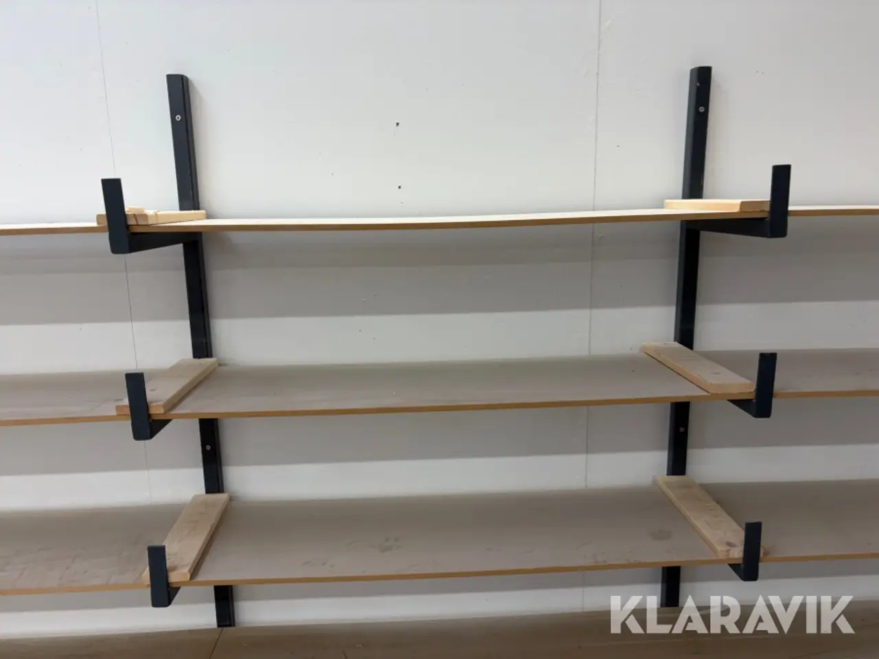 Billede 6 - Hylder med metalstativ