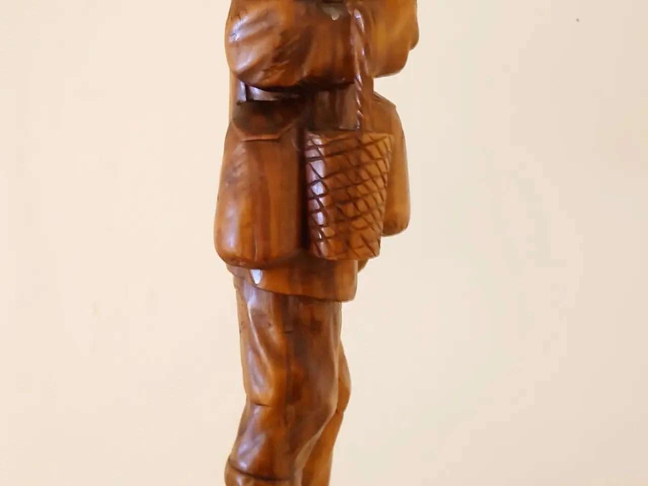 Billede 4 - 52cm høj træfigur af ældre mand.