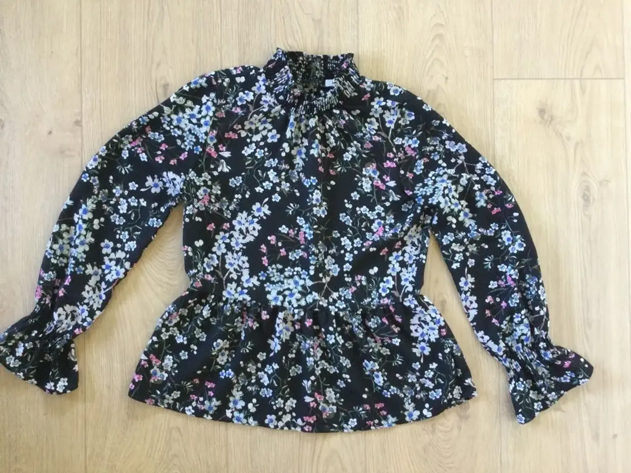 Billede 5 - Fin Blomstret PIECES Bluse str. M