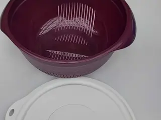 Tupperware skål med si og piskekrans