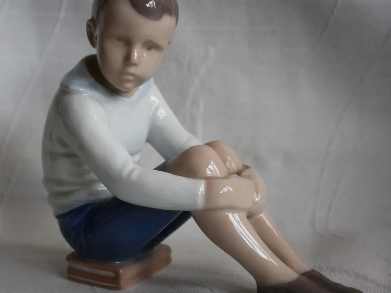 Billede 8 - Dreng siddende på bøger, figur,Bing & Grøndahl