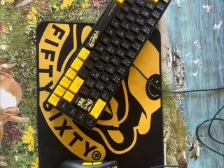 Gul og sort tastatur og mus.