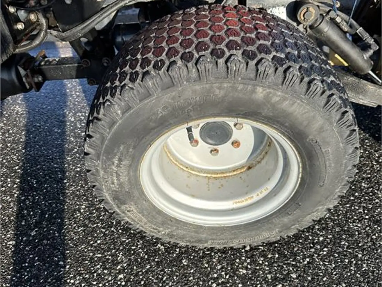 Billede 52 - Massey Ferguson 1523 -Only 375 hours With broom and salt spreder