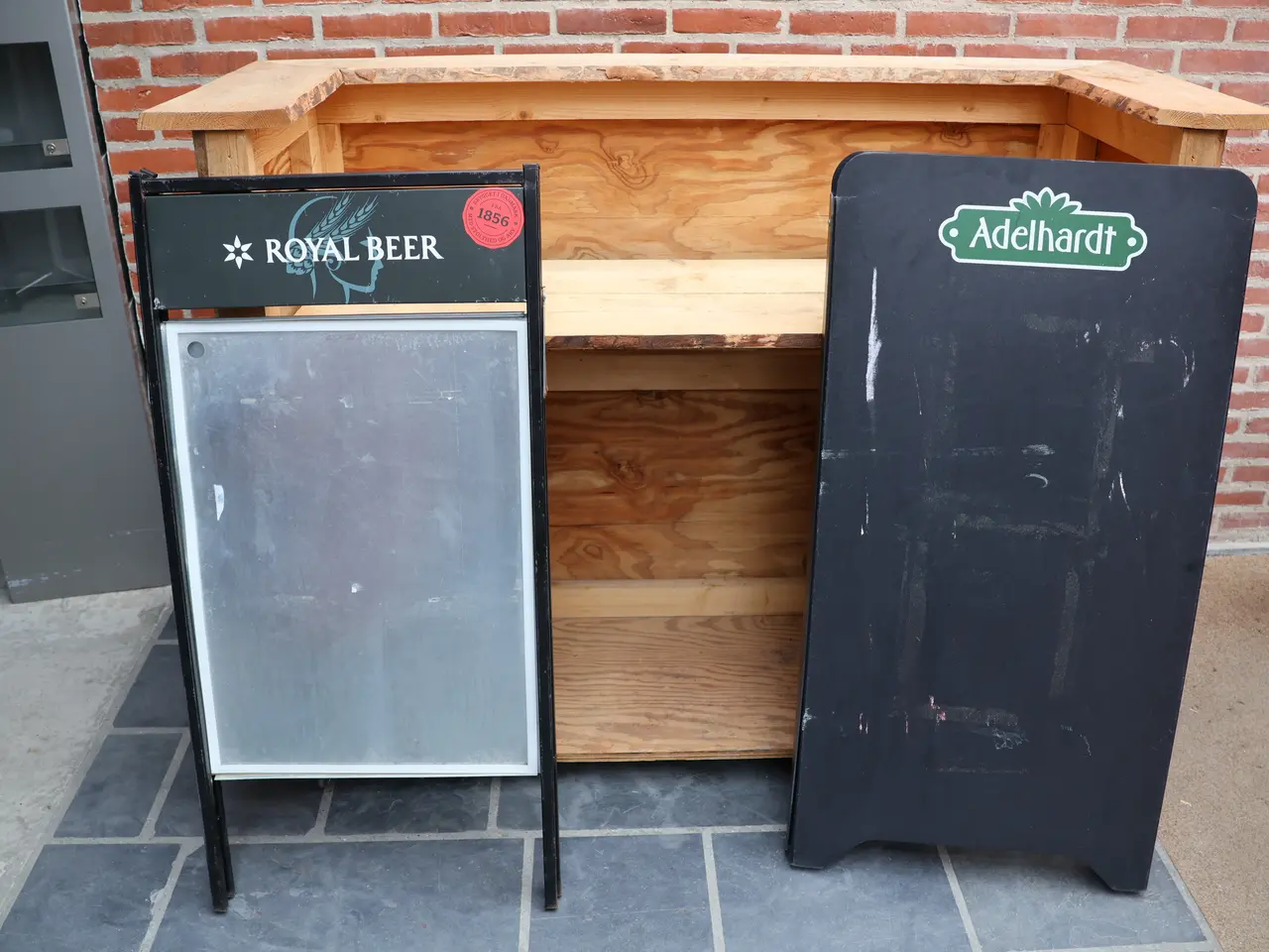 Billede 6 - Bar på hjul m/2 stk gadeskilte