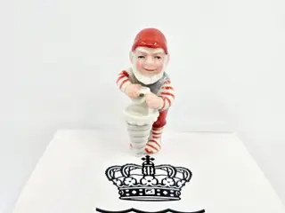 Royal Copenhagen Pixie Nisse Med Kræmmerhus nr. 762. Sortering 1