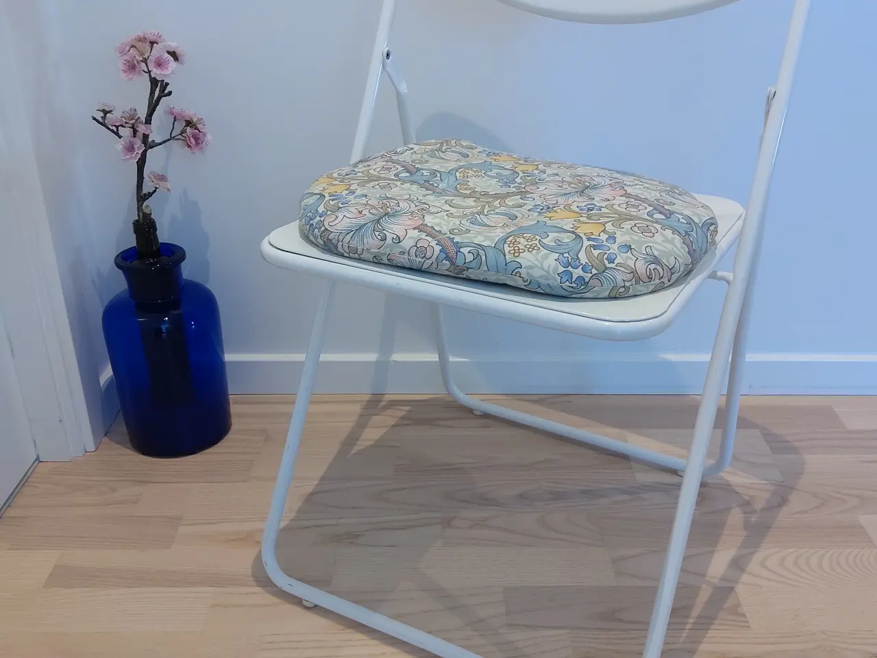 Billede 3 - Klapstole, Ikea, hvide, 4 stk - incl.hynder