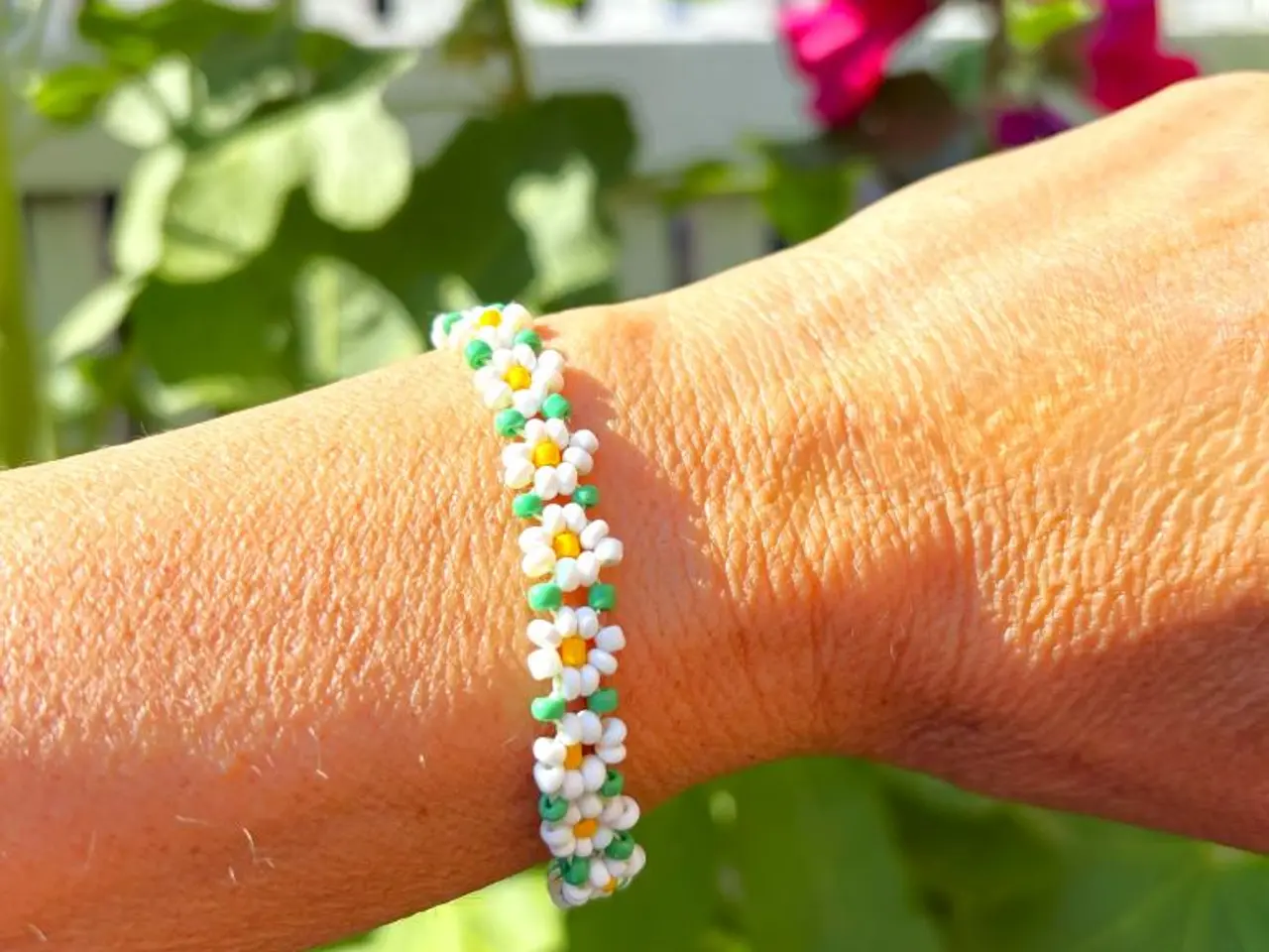 Billede 1 - Feminint, håndsyet maguerite-armbånd