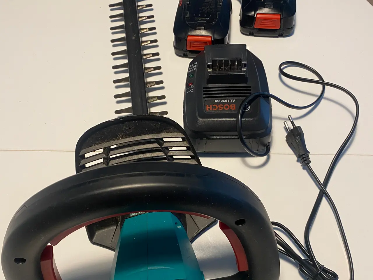 Billede 4 - Bosch hækkeklipper med oplader og to batterier