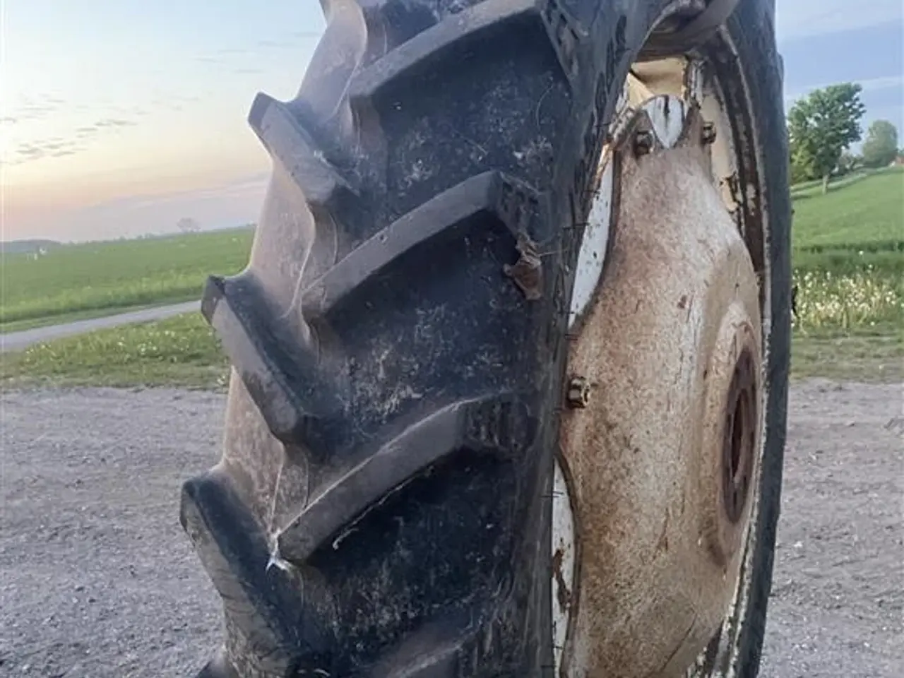 Billede 2 - BKT 270/95R48 og 230/95R32. Prisen er for alle 4 stk.