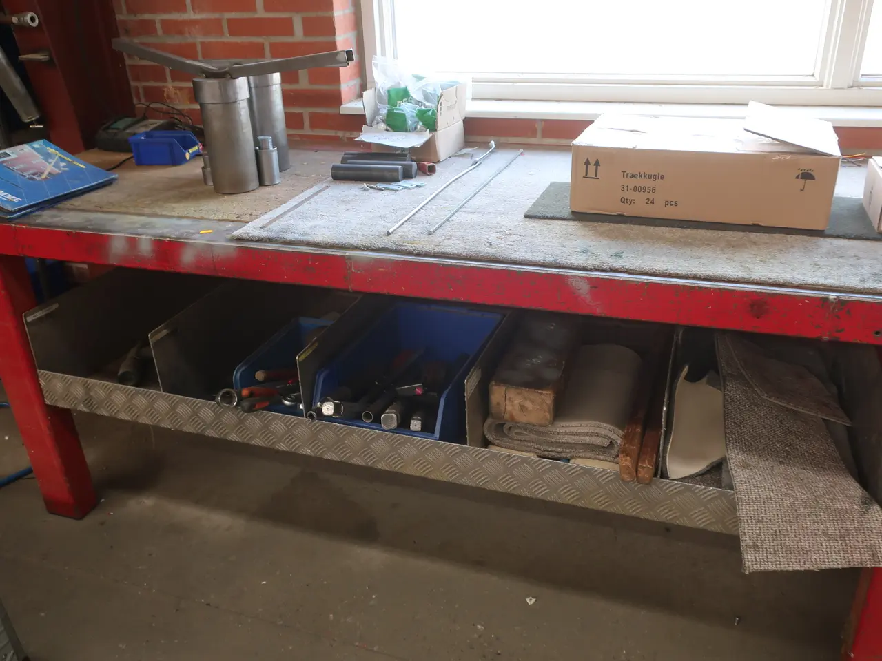Billede 2 - Arbejdsbord med indhold