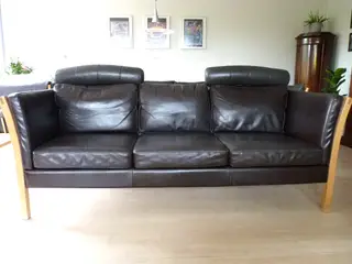 3 personers sofa i egetræ med løse hynder.