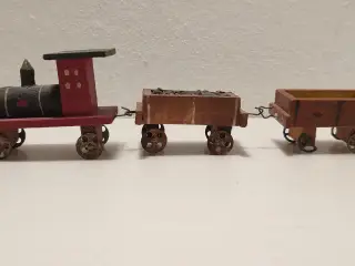 Erzgebirge:Tog med 2 vogne.Håndlavet i træ.Ca 1920