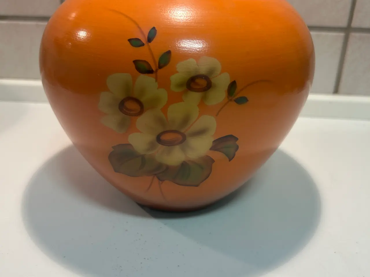 Billede 1 - Vase i orange med brun hals og blomst deco. VINTAG