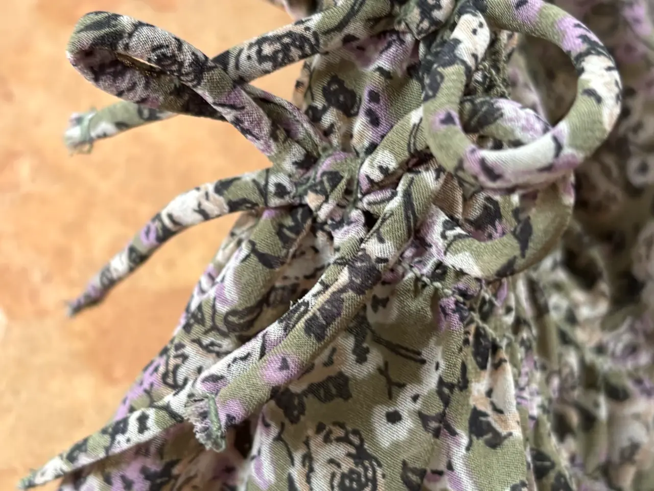 Billede 11 - H&M kjole i polyester, str 152, grøn små blomster
