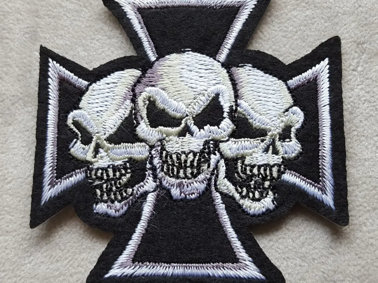 Billede 1 - 3 skulls i jernkors (2 stk)