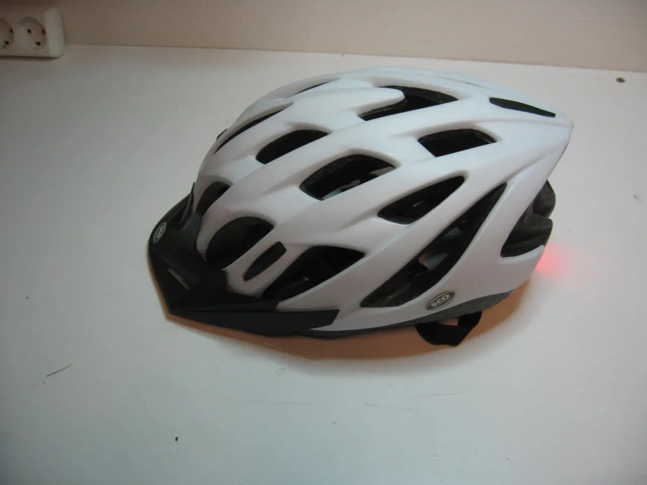 Billede 1 - SCO cykelhjelm med skygge hvid/sort str L/XL (55-6