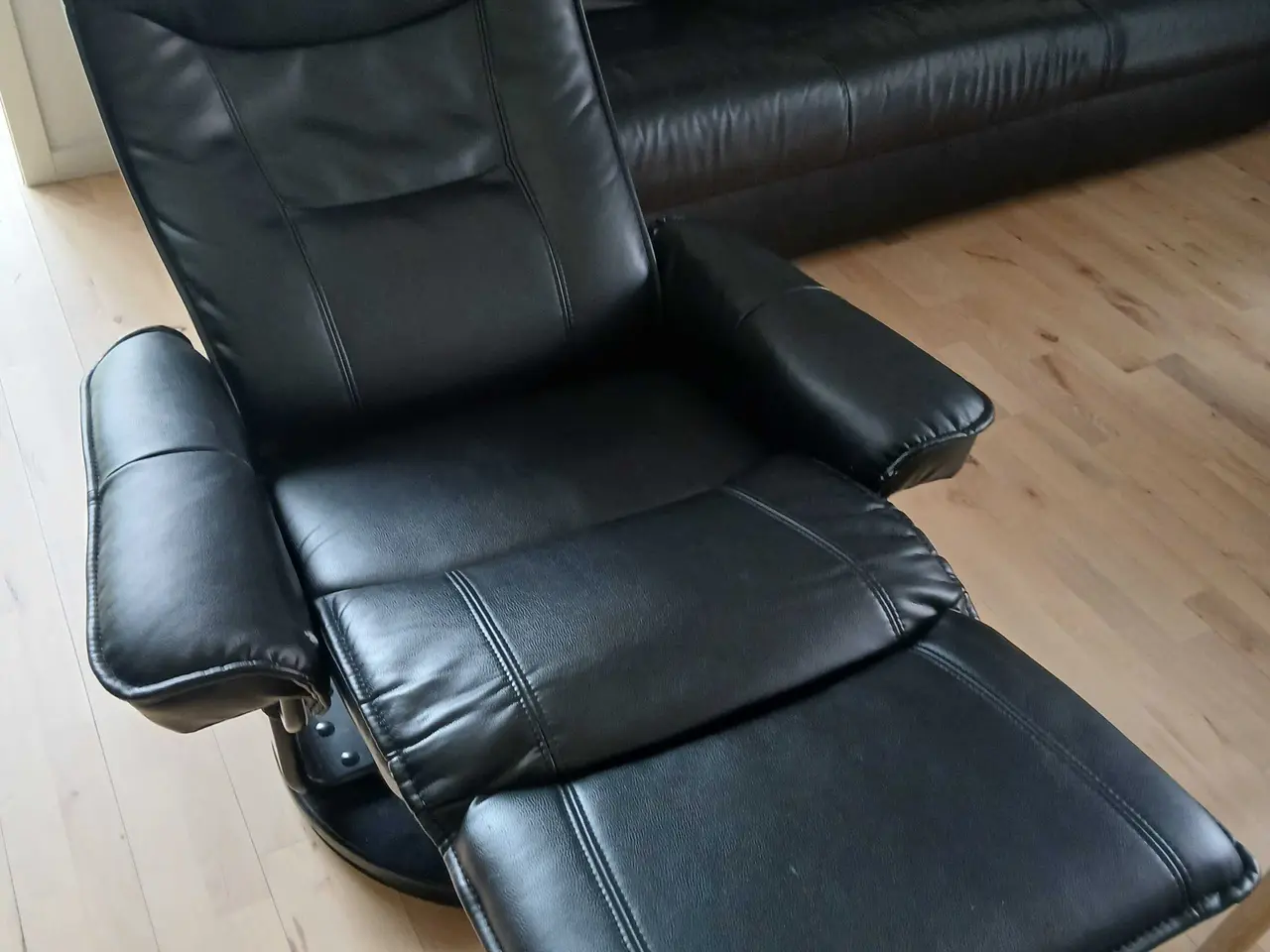 Billede 6 - Sofa i læder med tilhørende puf
