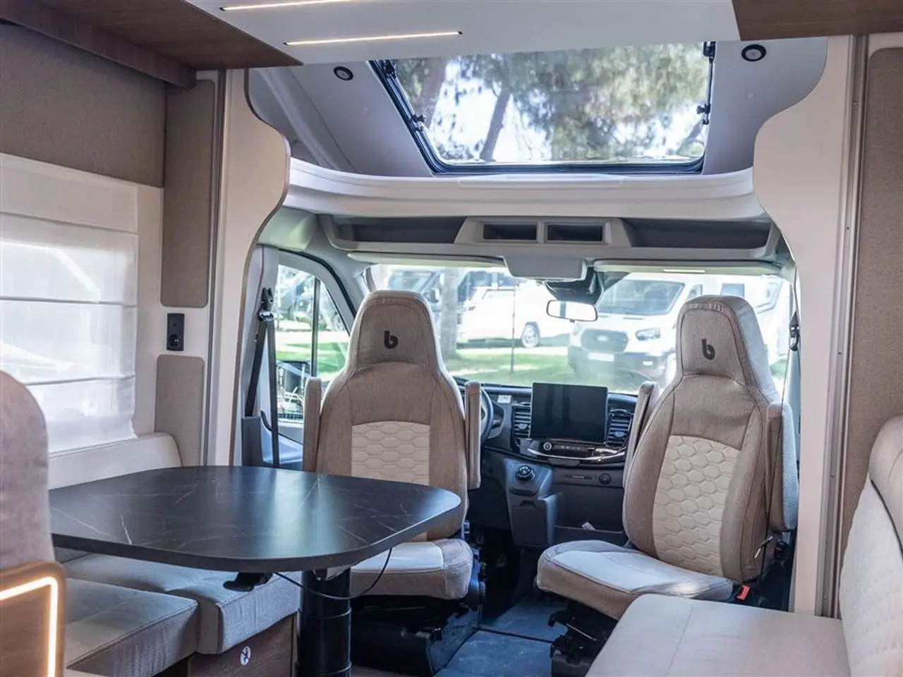 Billede 8 - 2027 - Benimar Tessoro 481 Northautokapp Under 6 meter med enorm plads indvendig