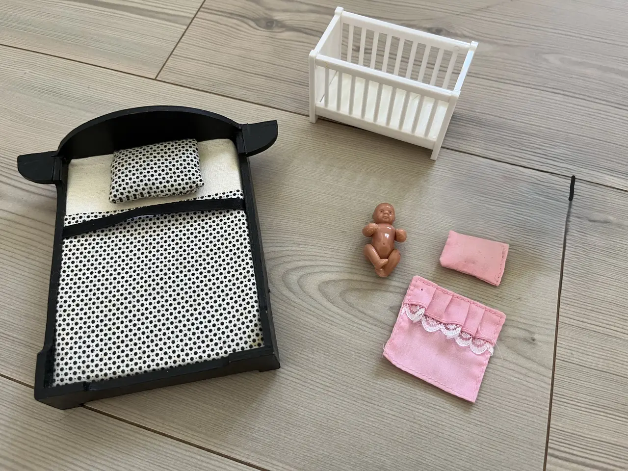 Billede 1 - Dukkehus-møbler, inkl. babydukke med svøb, Lundby