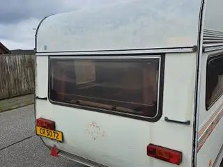 Fin ældre camping vogn
