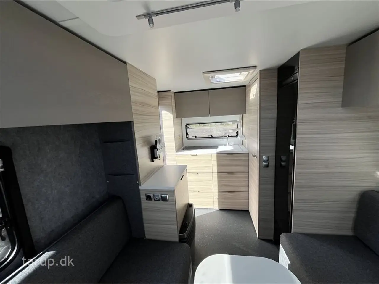 Billede 9 - 2026 - Adria Altea 362 LH   Enkeltsenge m/udtræk, rundsidde-gruppe, panorama vindue, el-gulv-varme, TV-holder,  stort 142 l. køleskab/ fryser