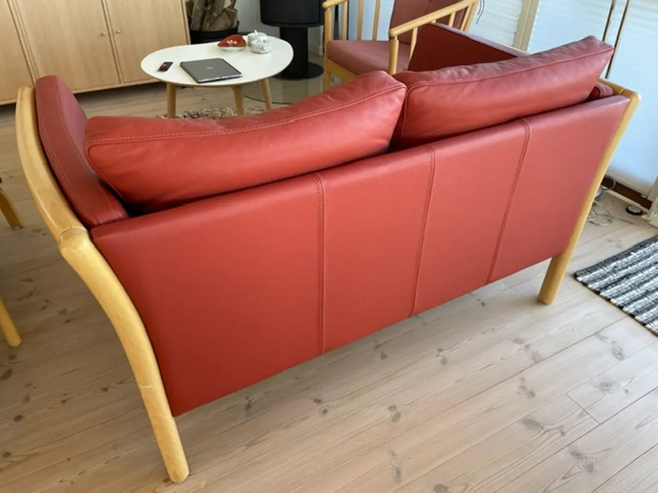 Billede 6 - STOUBY Tremmestol, 2 pers. sofa og fodskammel
