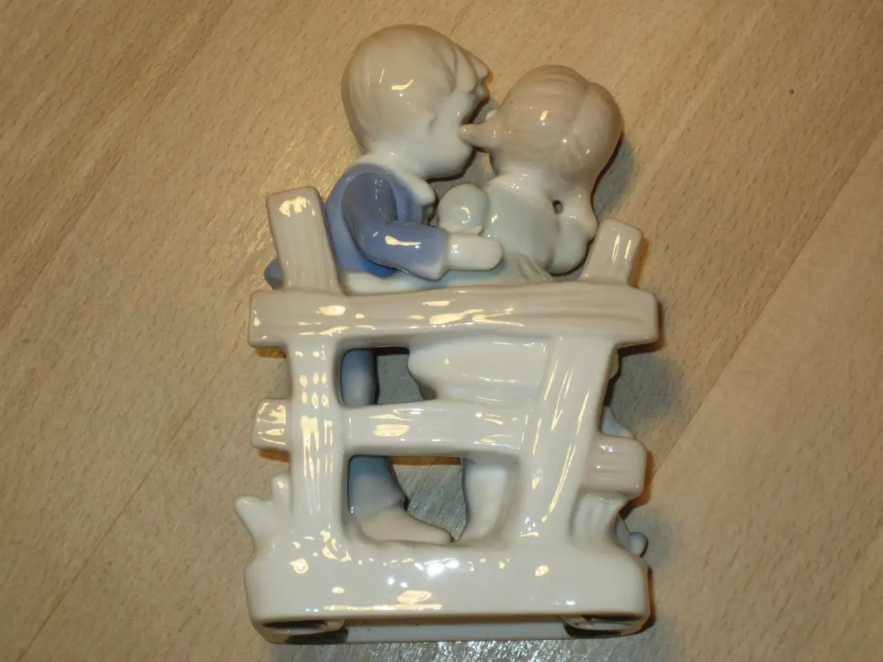 Billede 2 - Figur Dreng kysser pige