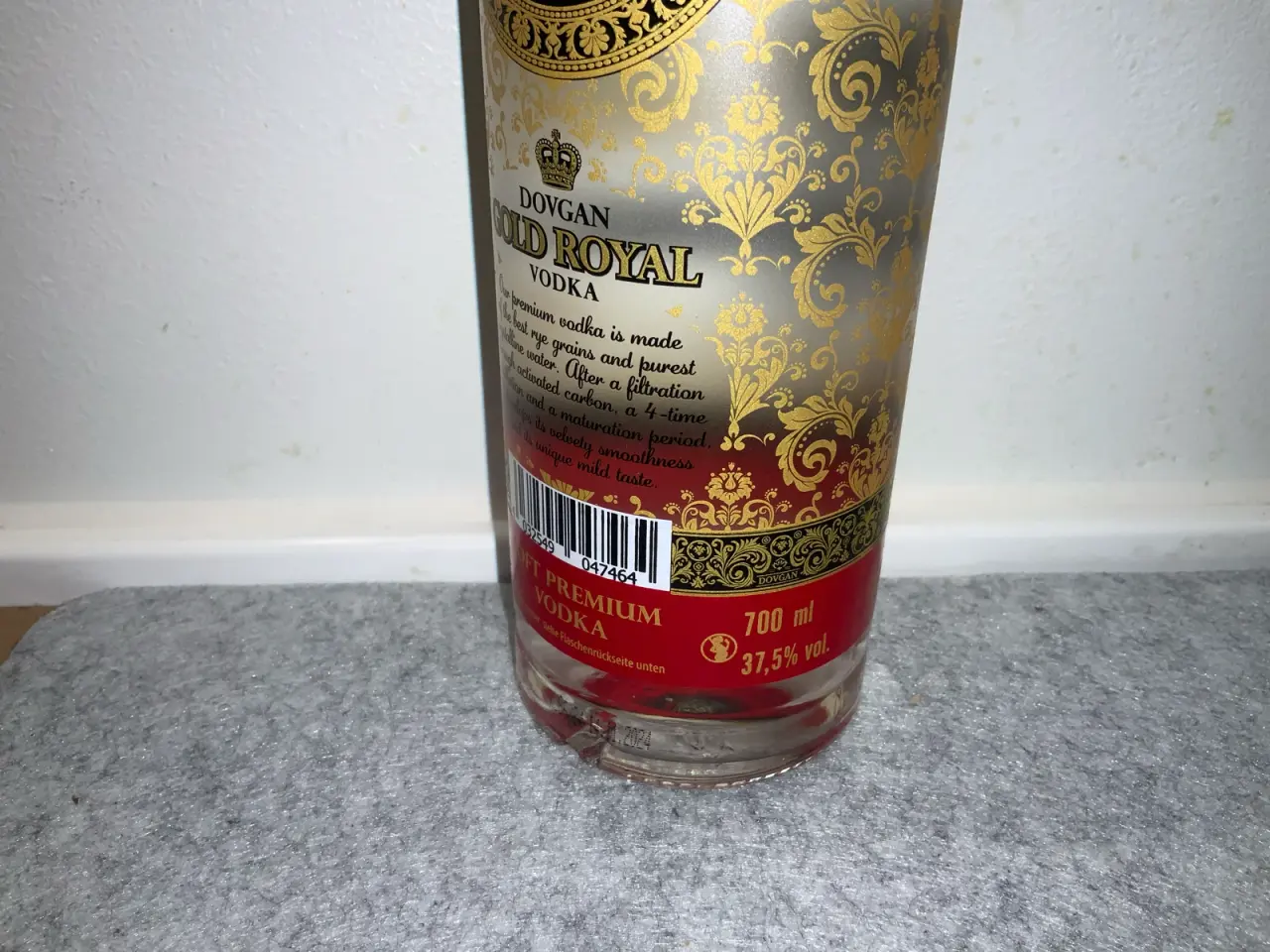 Billede 4 - Dovgan Gold Royal vodka flaske på 700 ml med 37,5%