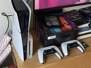 PS5 med 2 spil og 2 kontroller