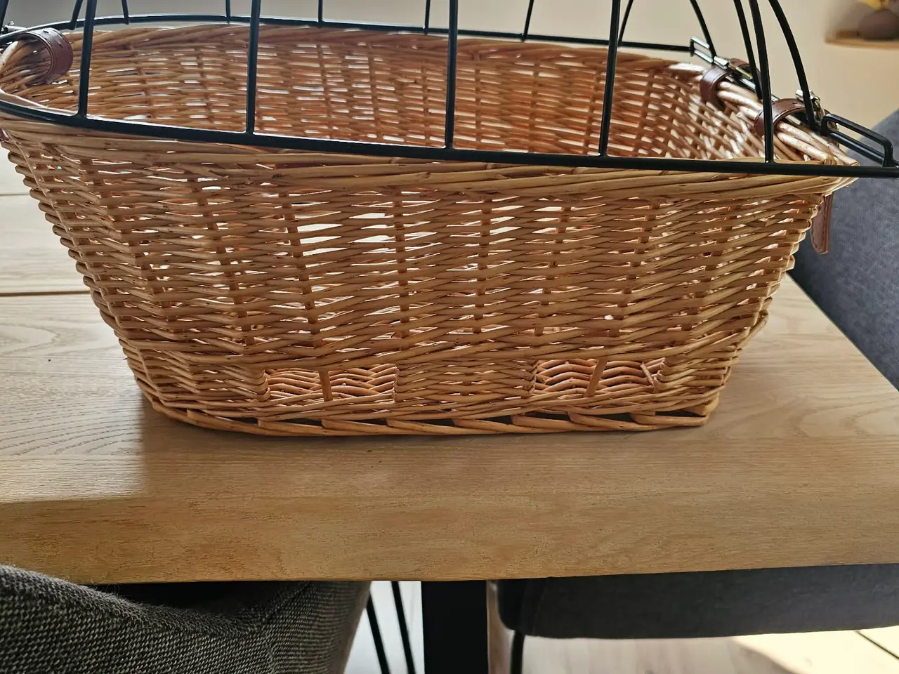 Billede 1 - Fin cykelkurv til hund/kat i pileflet med gitter