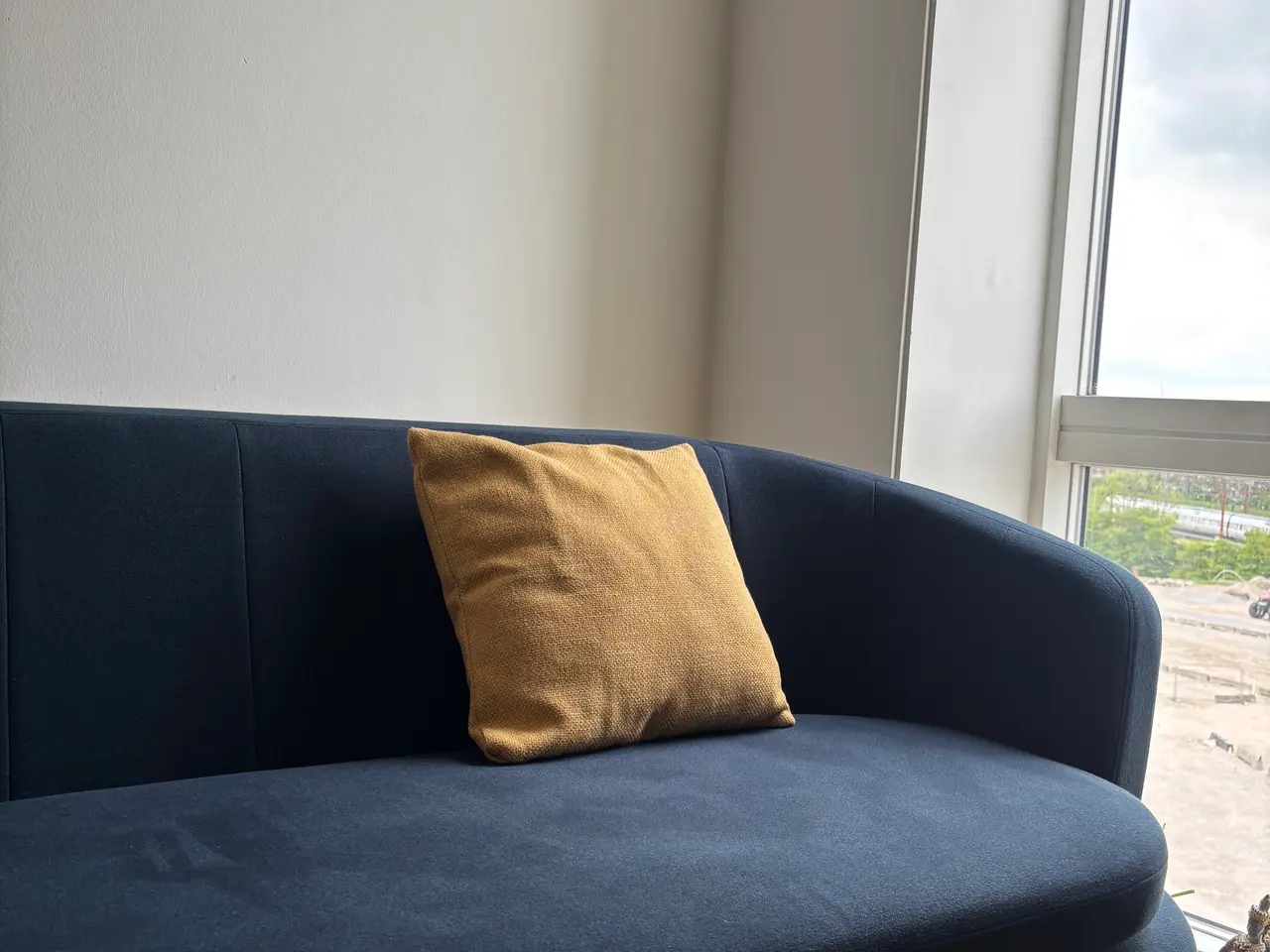 Billede 3 - Sofa GISTRUP 3-pers. mørkeblåt stof