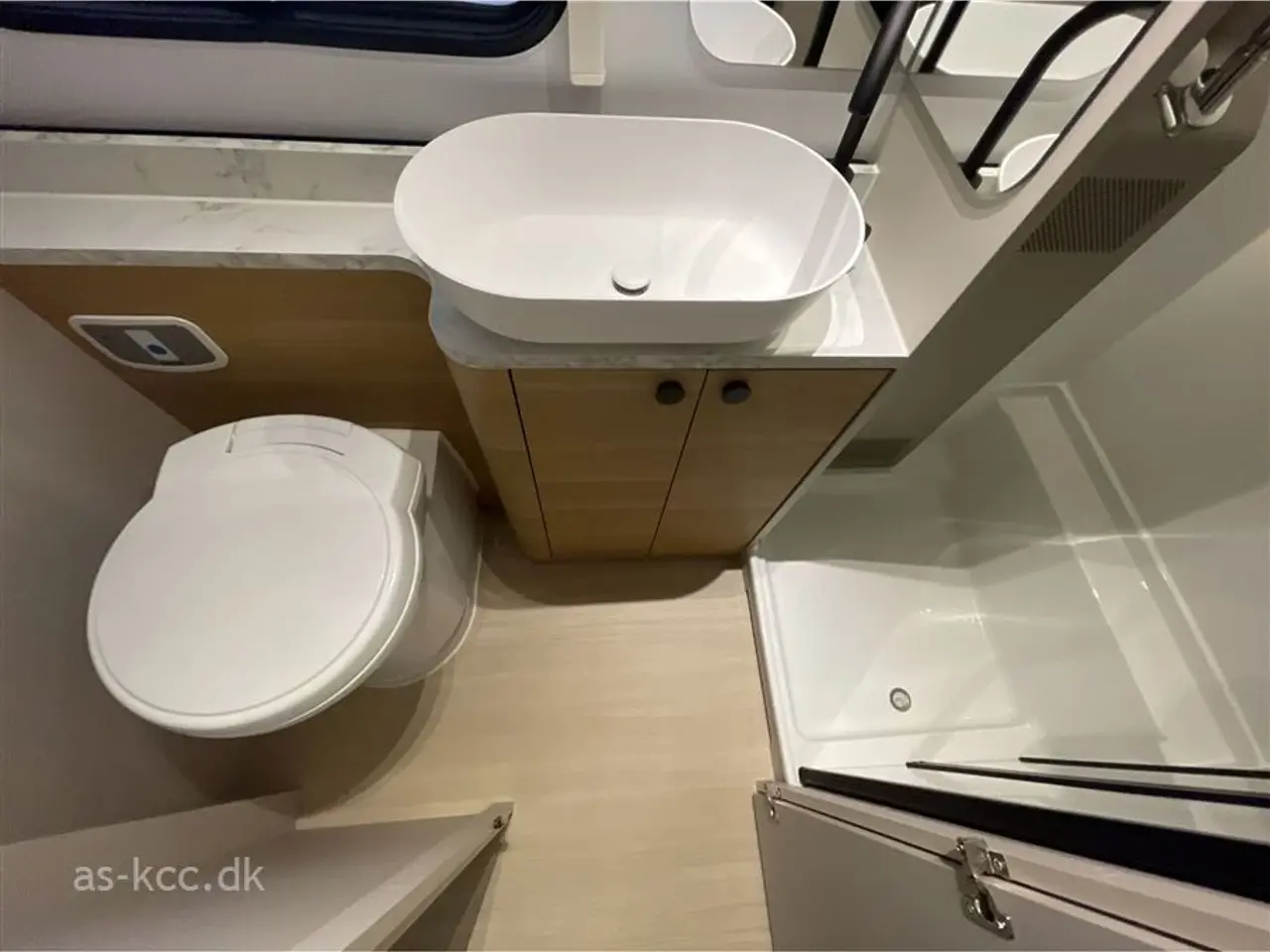 Billede 12 - 2026 - Adria Adora 573 PT   Adria Adora 573 PT Nyhed årg. 2026  6/7 sovepladser. 2000 kg totalvægt kan vejes ned. Vario gasvarme.