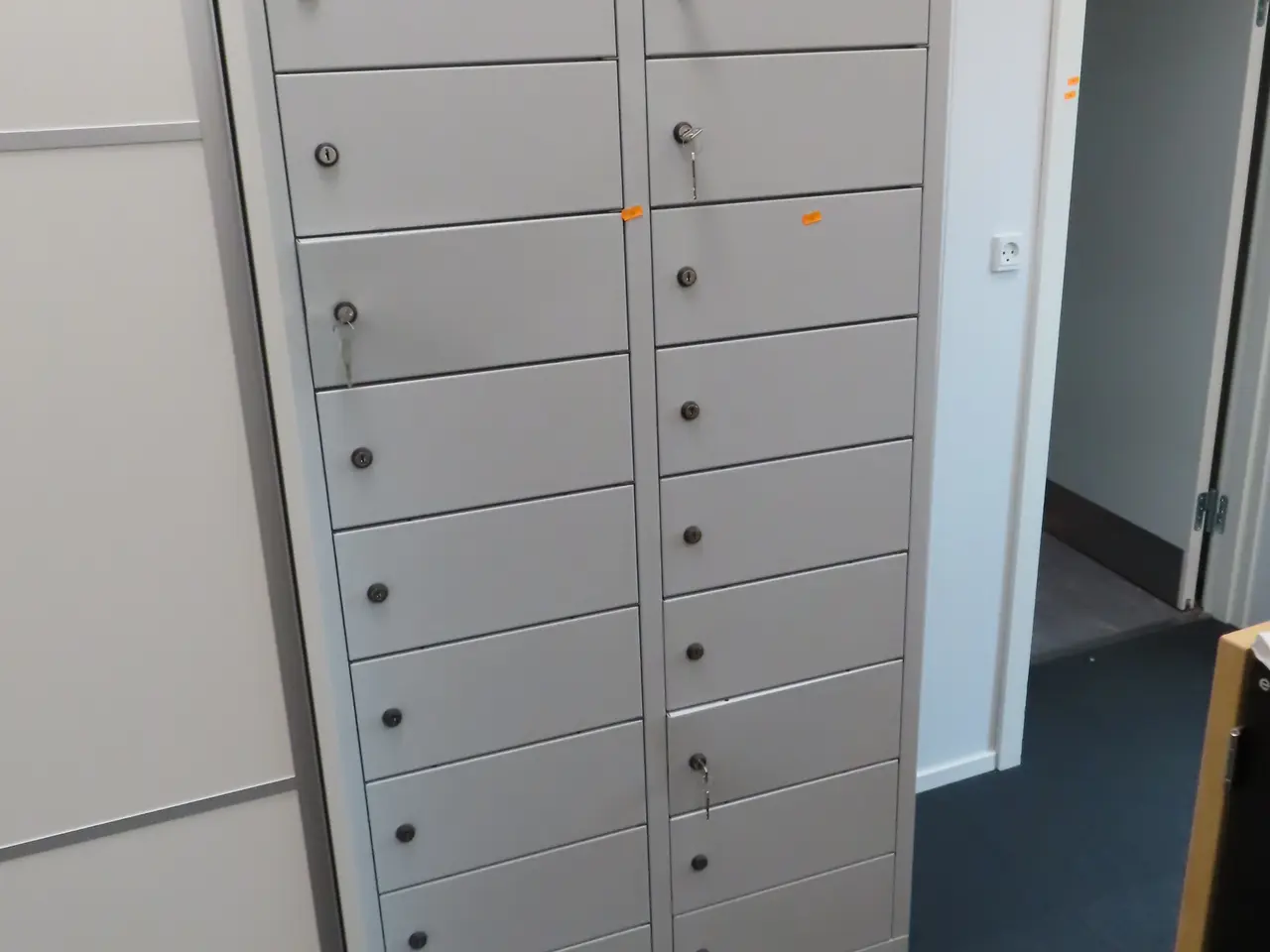 Billede 1 - Tøjudleveringsskab