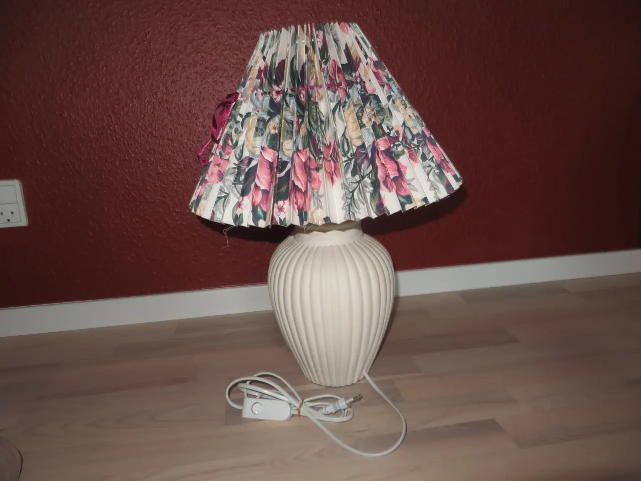 Billede 2 - Anden bordlampe Bordlampe hvid med blomstret skær