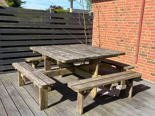 Reserveret! Bord/bænke sæt med plads til mange