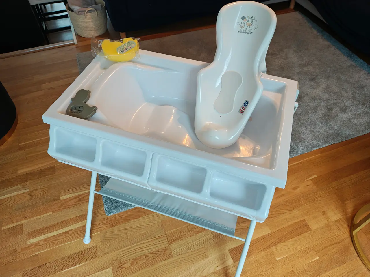 Billede 2 - Puslebord med badekar, hvid