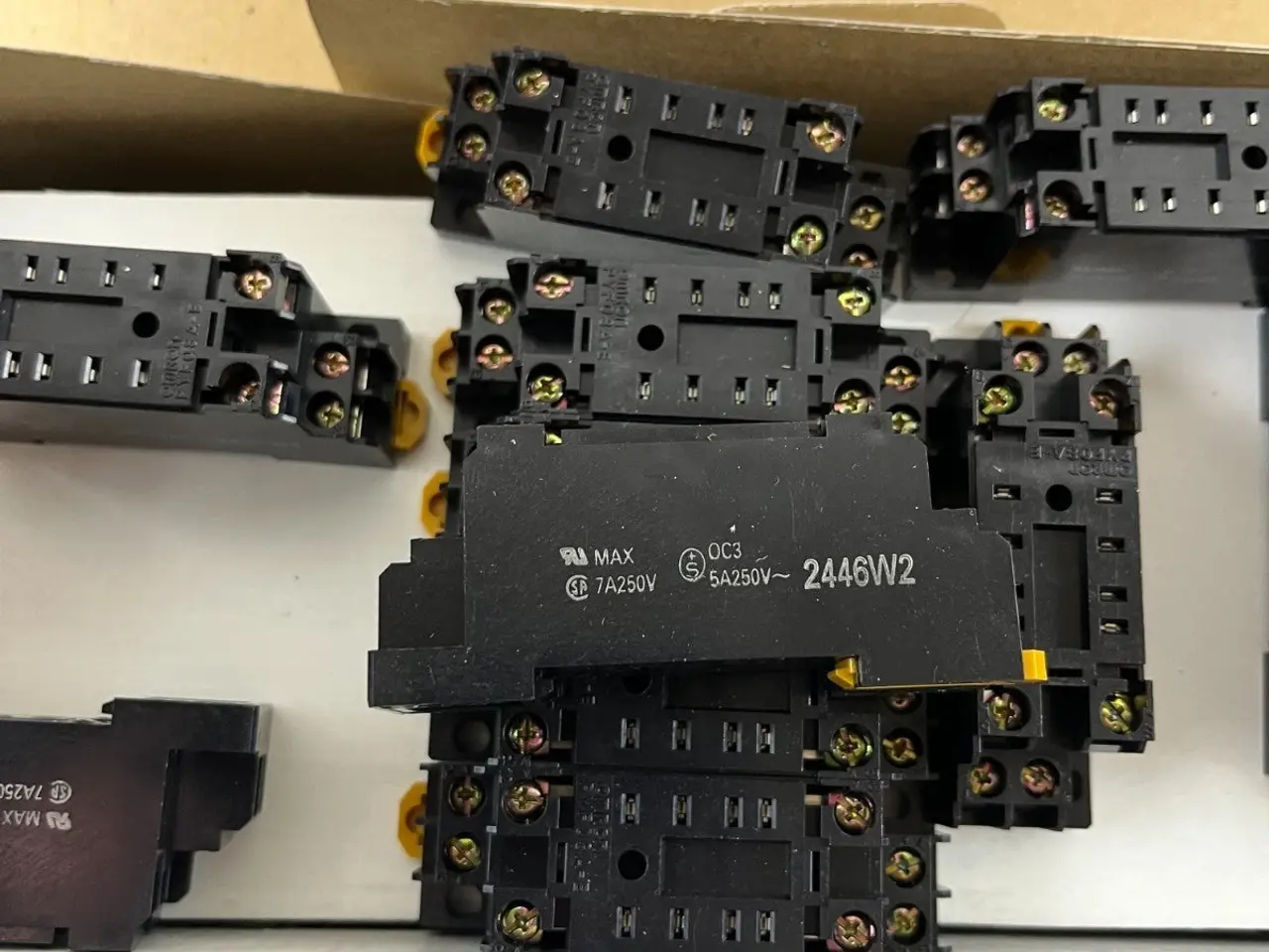 Billede 11 - Omron PYF08A-E relæ Socket 8 Pin DIN Rail 40+ stk.