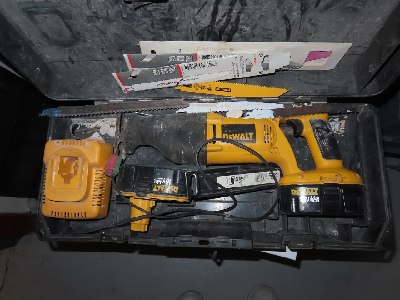 Billede 1 - Akku bajonetsav DEWALT DC380 med 2 stk. Batterier og lader