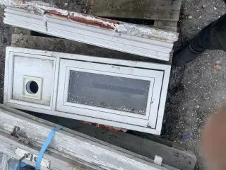 Hvidt vindue med glas