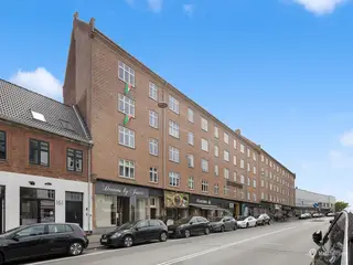 Flot. indbydende og højloftet butik ved Brønshøj Torv